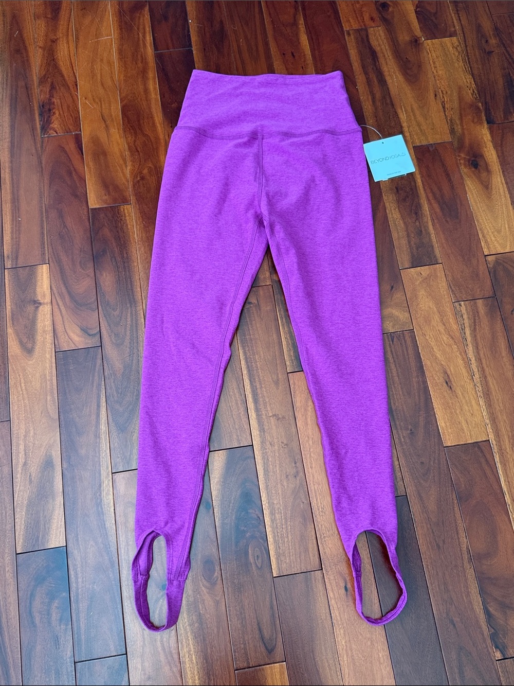 NWT Beyond Yoga Size M' Fuschia Stirrup Leggings